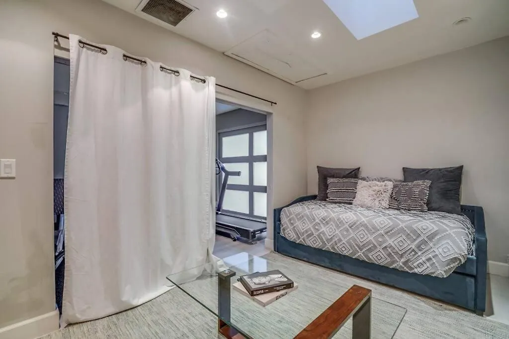 Hollywood Hills Retreat: Private Gym & Steam Room Los Angeles